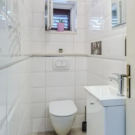 Apartment House Benbello Milna (Brac)